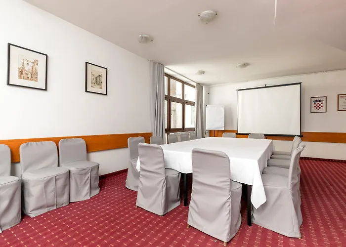 亚德兰希贝尼克酒店 3* 希贝尼克