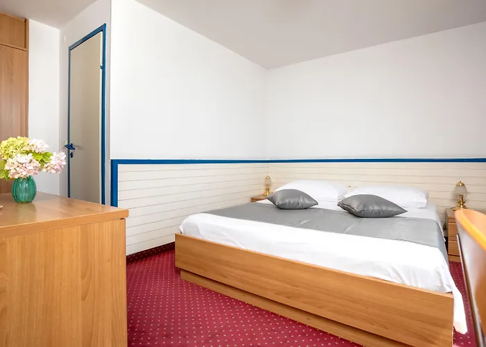 ホテル Jadran シベニク